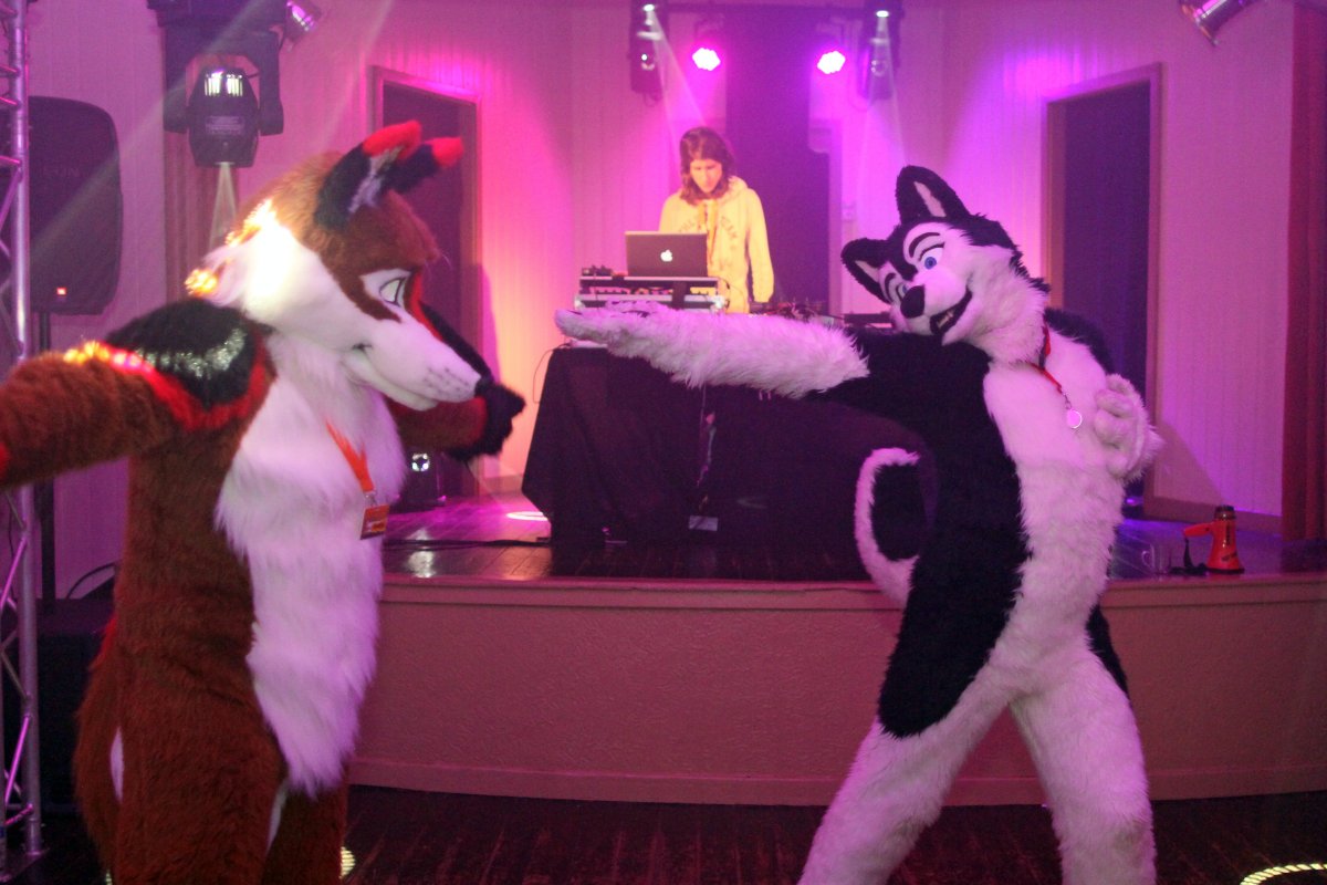 Furs on Fire 2011, Dancing