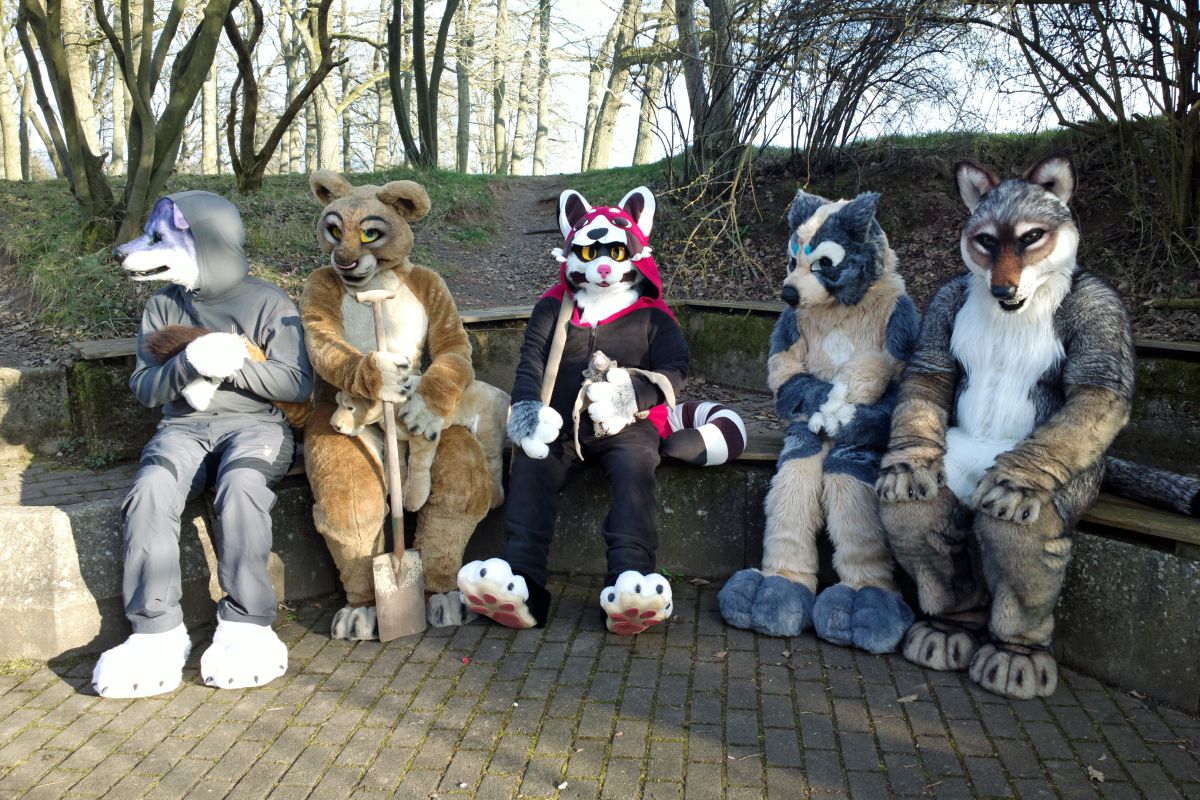 Fellig 100, Fursuiters