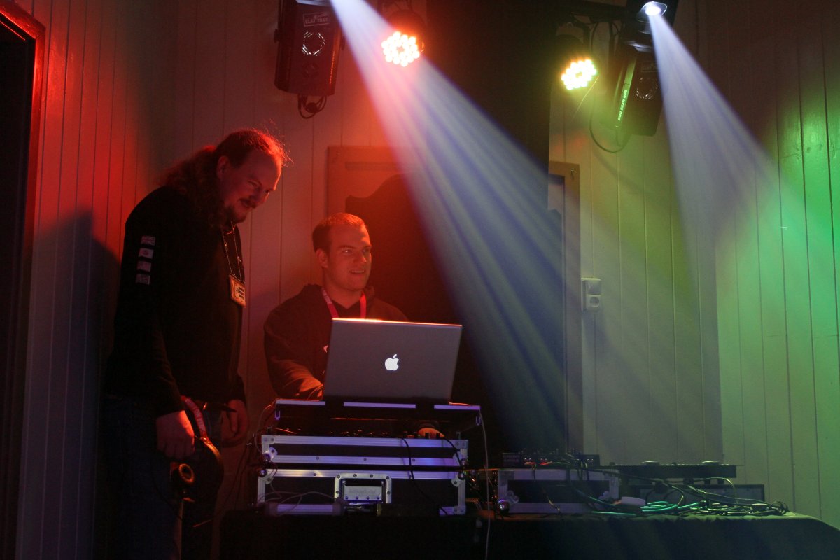 Furs on Fire 2011, Dancing