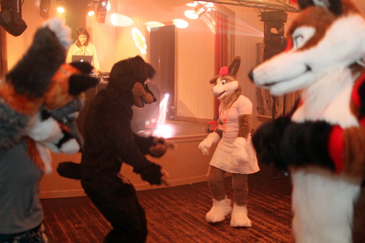 Furs on Fire 2011, Dancing